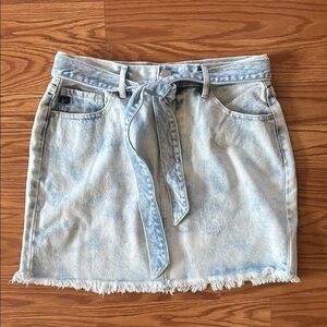 NWT Kancan Brooklyn Bleach Wash Raw Hem Denim Mini Skirt w/ Belt Large Casual